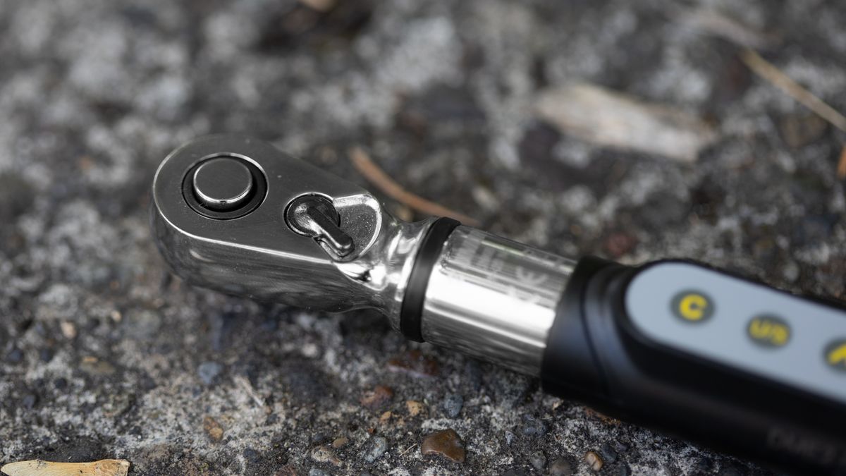 Unior 266b Electronic Torque Wrench detail of the top of the ratchet head