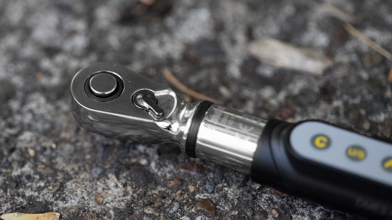 Unior 266b Electronic Torque Wrench detail of the top of the ratchet head