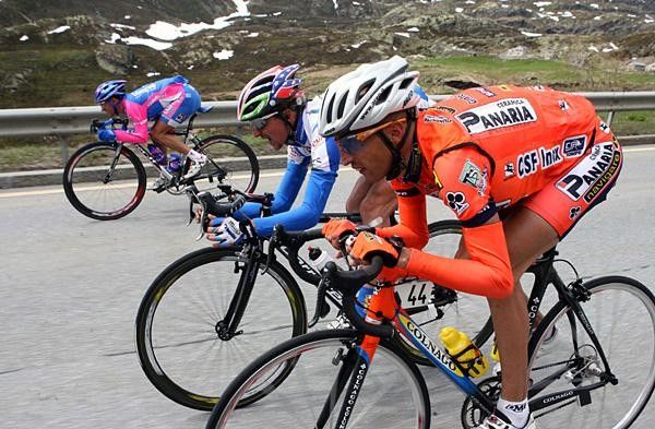 Fortunato Baliani (Ceramica Panaria-Navigare) and other breakaway riders tuck for a descent.