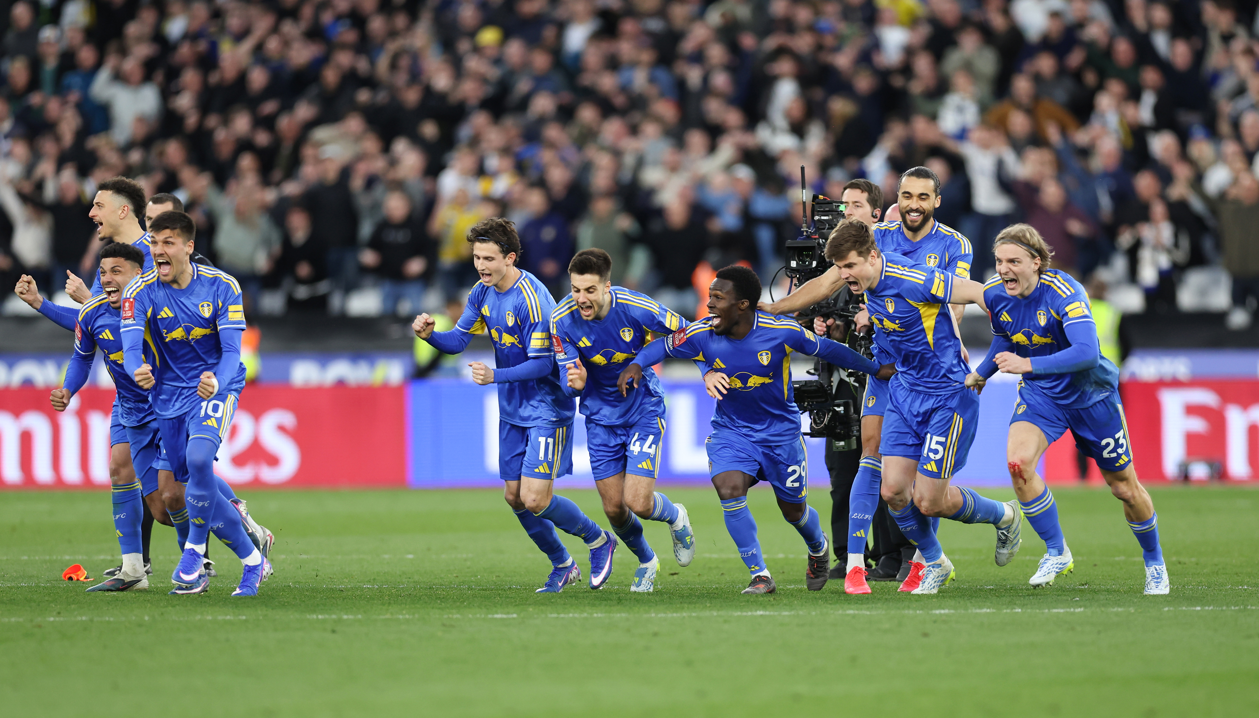 LONDON, ENGLAND - APRIL 5: Leeds United players celebrate their penalty shoot-out victory during the Emirates FA Cup Quarter Final match between West Ham United and Leeds United  on April 5, 2026 in London, England. (Photo by Rob Newell - CameraSport via Getty Images)