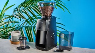 the baratza encore esp coffee grinder with a 200g capacity hopper, steel burr, with plastic black exterior