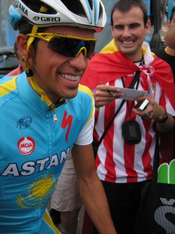 Alberto Contador was all smiles after explaining there is no problem between him and Alexandre Vinokourov