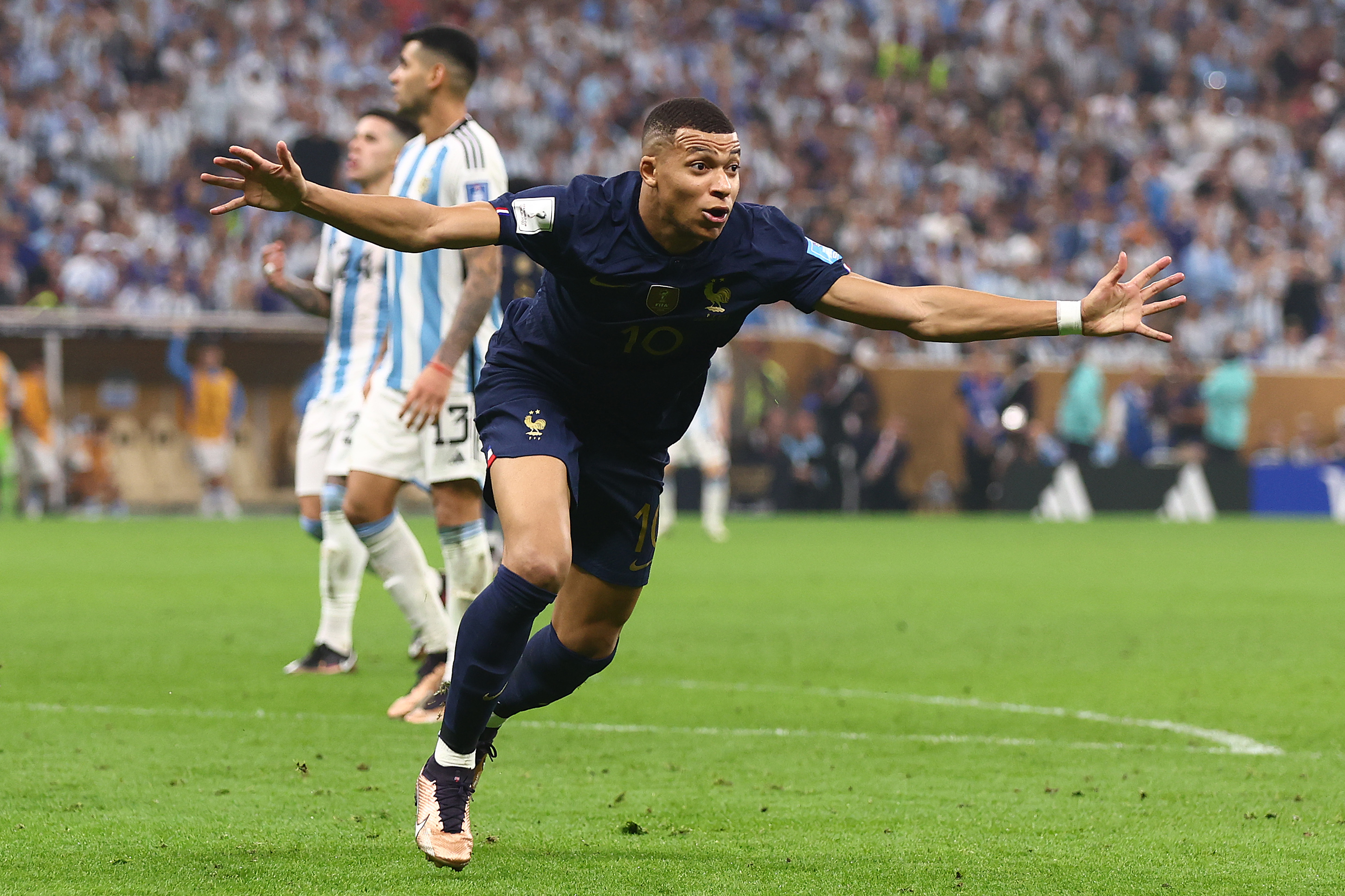 Kylian Mbappe festeggia dopo aver segnato il secondo gol della Francia nella finale della Coppa del Mondo 2022 contro l'Argentina.