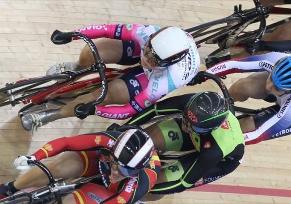 Bumping and leaning in the women's keirin