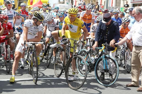 Rinaldo Nocentini opts for a different bike on the start line in Vatan.