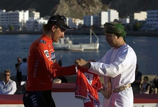 Fabian Cancellara (Saxo Bank) accepts the overall winner's jersey.