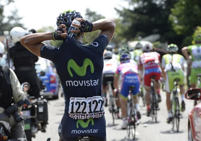 Andrey Amador (Movistar Team) collects bottles