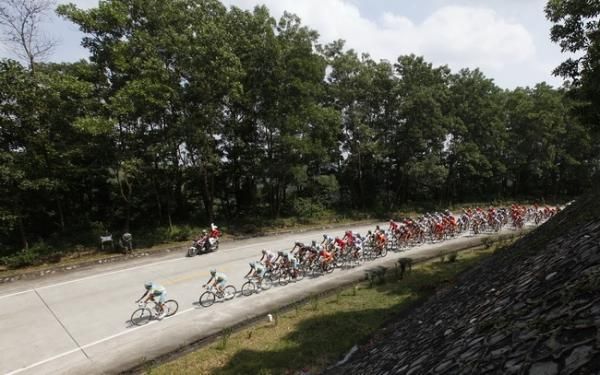 Astana lead the peloton.