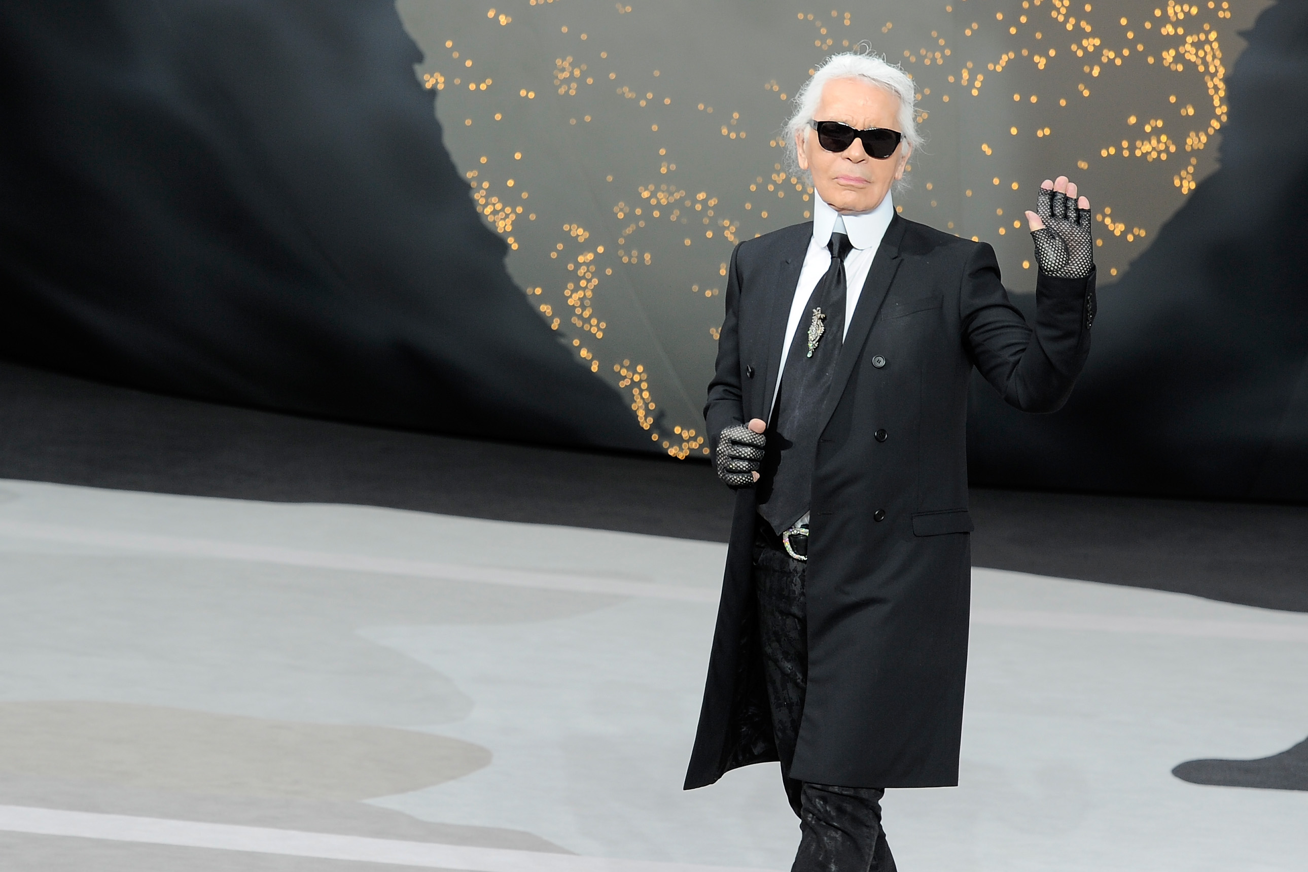 Karl Lagerfeld waves at the Chanel Fall/Winter 2013/2014 runway