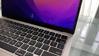   MacBook Air 2022 dzīvesstila fotoattēli