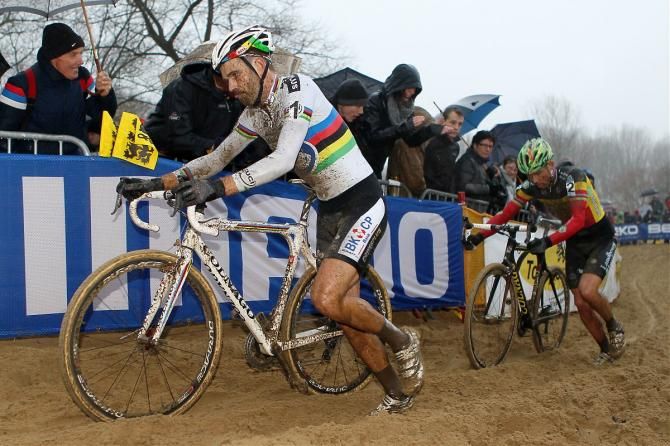 Niels Albert and Sven Nys in the lead on the final lap.