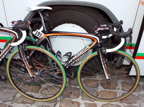 Euskaltel-Euskadi's Orbeas look totally stock with rather tight clearances around both the front and rear tires.