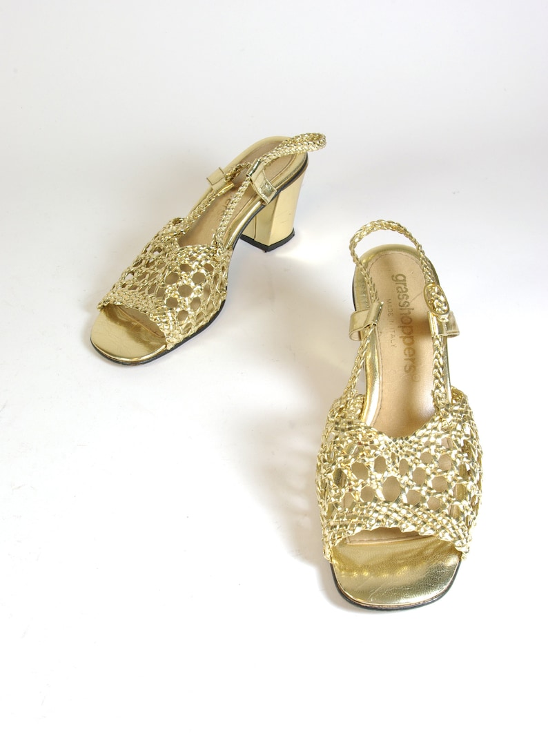 Sandalias Vintage De Tac&amp;oacute;n Cuadrado Con Dise&amp;ntilde;o De Cesta Dorado De Los A&amp;ntilde;os 70 - Talla 6