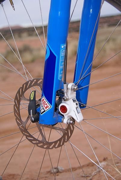 The shorter stanchions leave the bottom of the legs fully hollow, meaning engineers could cut out some material and tuck the disc brake caliper closer to the leg.