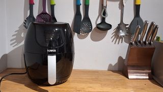 Tower Vortx 4L air fryer in reviewer's kitchen