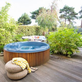 garden area with hot tub deck
