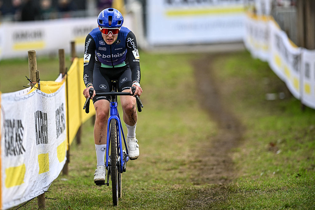 Dutch rider Lucinda Brand competes during the women's elite at the 'Jaarmarktcross' cyclocross cycling event part of the Superprestige competition, in Niel on November 11, 2025. (Photo by DAVID PINTENS / Belga / AFP) / Belgium OUT (Photo by DAVID PINTENS/Belga/AFP via Getty Images