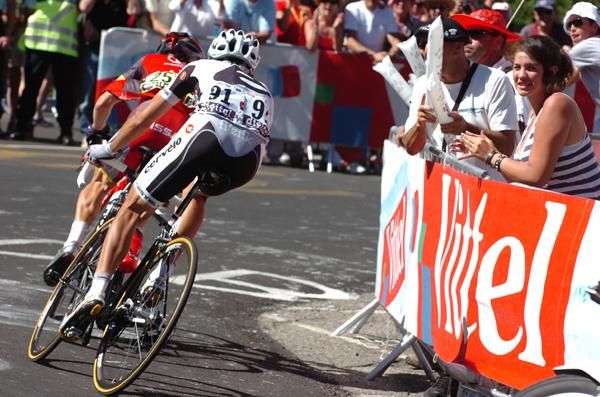 Leipheimer (Radioshack) leads Carlos Sastre (Cervelo)