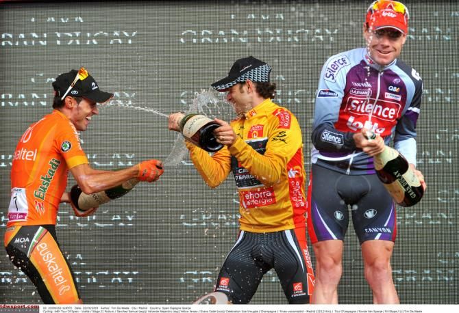 Alejandro Valverde and Sammy Sanchez enjoy a champagne fight
