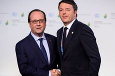 Matteo Renzi (right) and Francois Hollande in Paris in 2015.