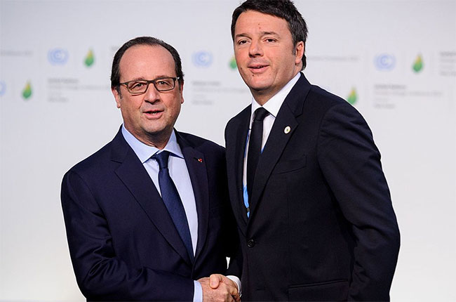 Matteo Renzi (right) and Francois Hollande in Paris in 2015.