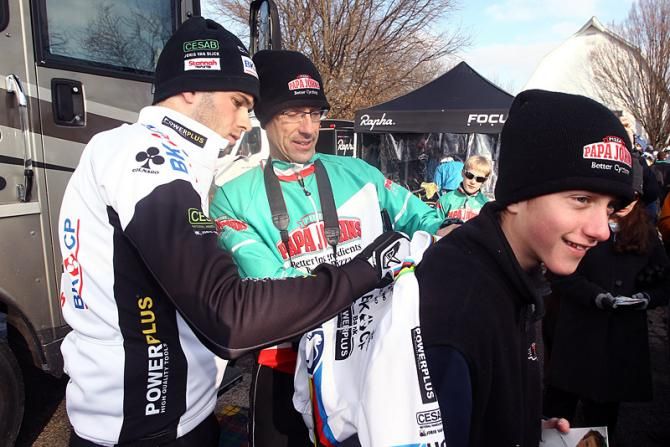 Word champion Niels Albert signs autographs before racing the Cincinnati Kings International.