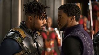 To av hovedpersonene i Black Panther utveksler intense blikk.