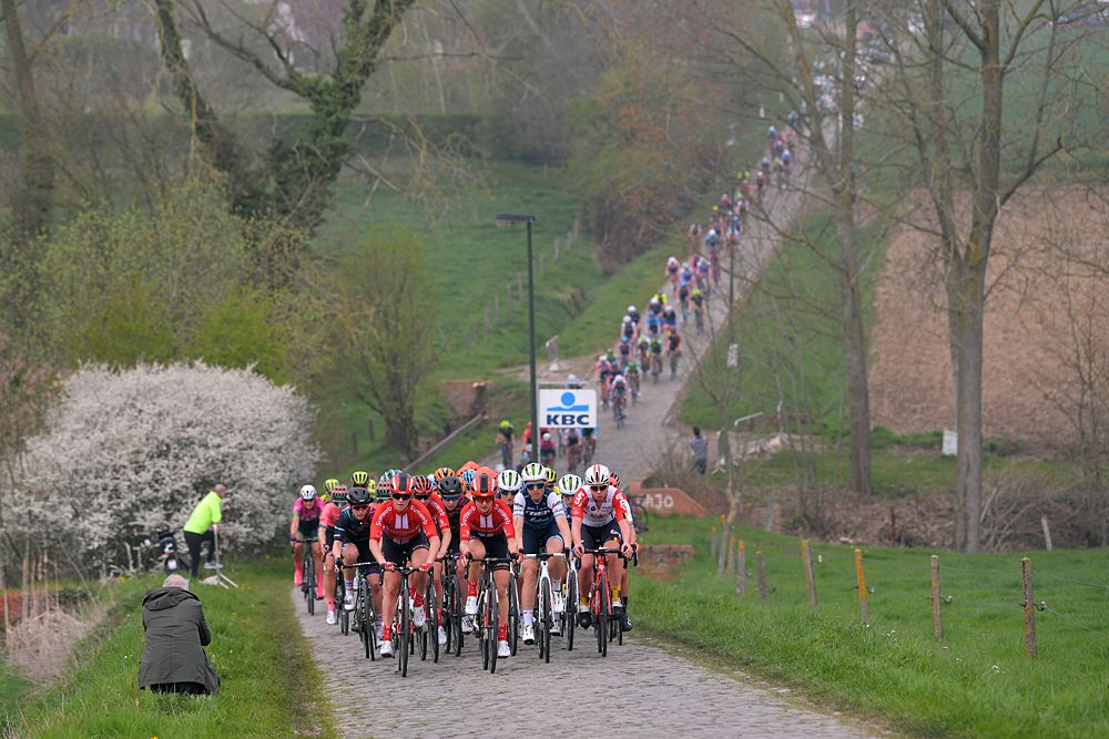 Tour of Flanders women's race - the peloton