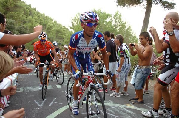 Joaquin Rodriguez (Katusha) leads Igor Anton (Euskaltel - Euskadi) on the Alto Xorret de Cat&igrave;.