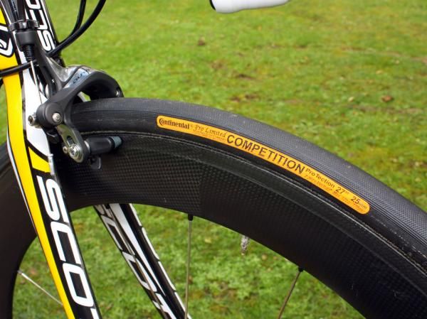 HED carbon rims are wrapped with 25mm-wide Continental tubulars bolstered by two-ply Vectran breaker belts to provide a little extra cushion and puncture resistance come Sunday.