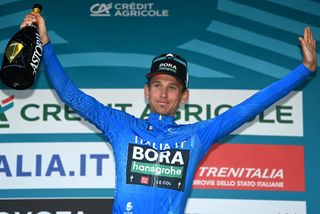 Lennard Kämna celebrates taking the lead of Tirreno-Adriatico on the podium after stage 4 on March 9, 2023