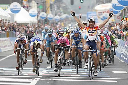 Robbie McEwen (Davitamon-Lotto) wins in Marcinelle