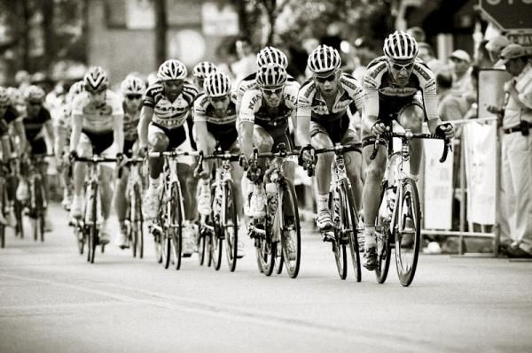 UnitedHealthcare comes to the front to lead the chase towards the end.