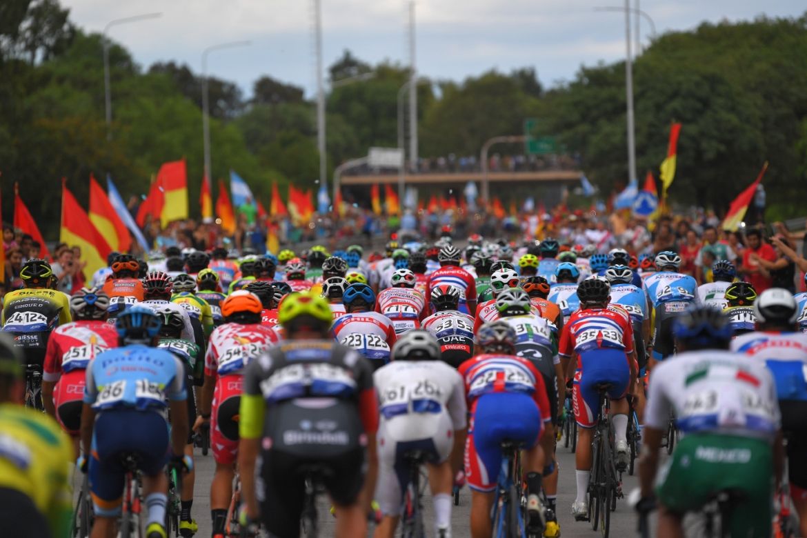 The peloton from behind