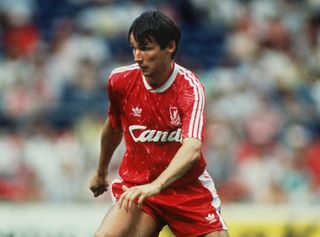 Alan Hansen playing for Liverpool in 1986