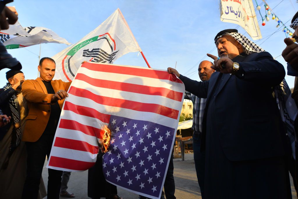 Iraqi protesters burn U.S. flag