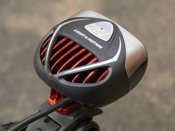 The single-button operation is simple to use but the button can be hard to locate while riding, especially with full-fingered gloves