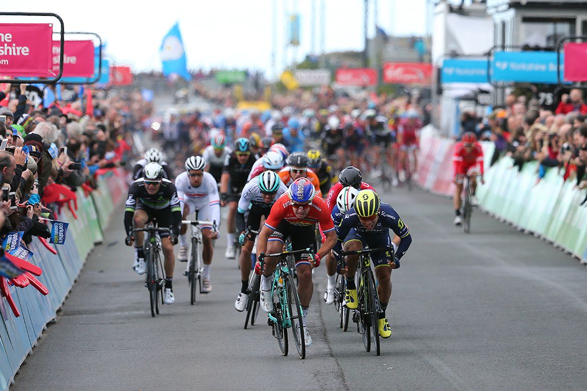 Dylan Groenewegen (LottoNl-Jumbo) leads to the line