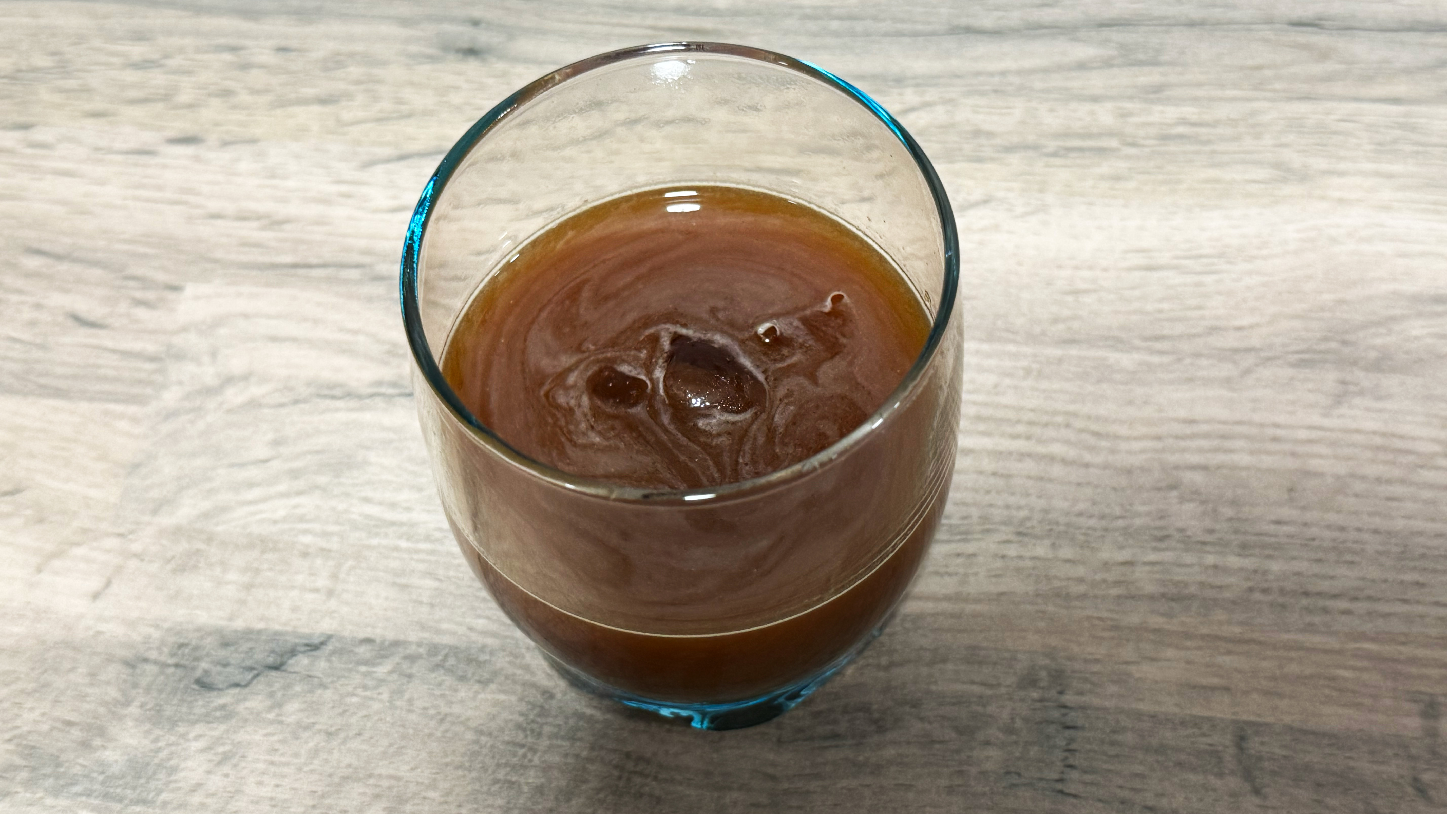 a photograph of an iced americano made by the delonghi rivelia
