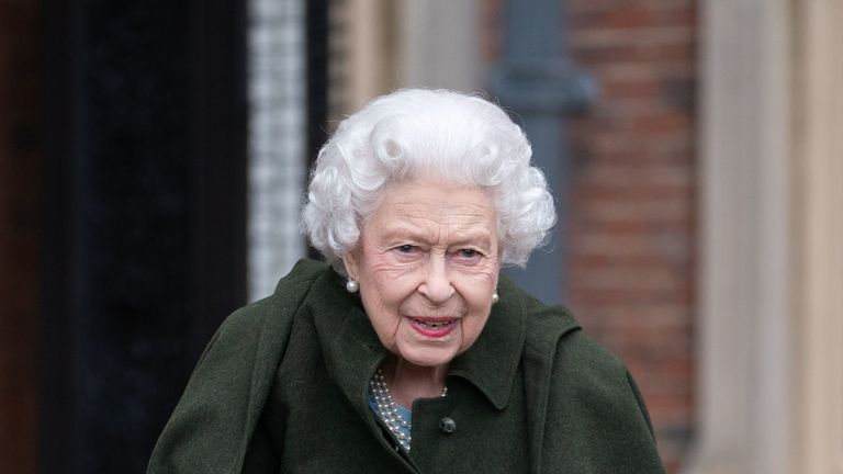 Royals fans fear Queen has Covid as Buckingham Palace refuses to confirm negative status
