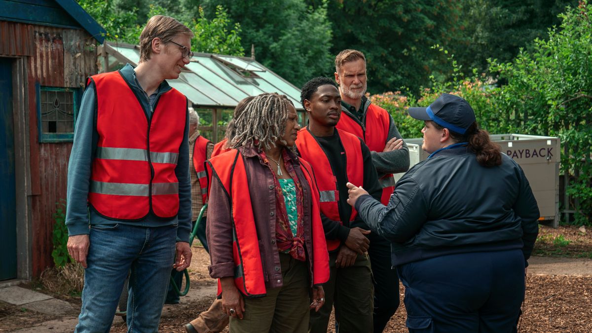 Greg, Myrna, Ben , John and Diane chatting in The Outlaws season 3