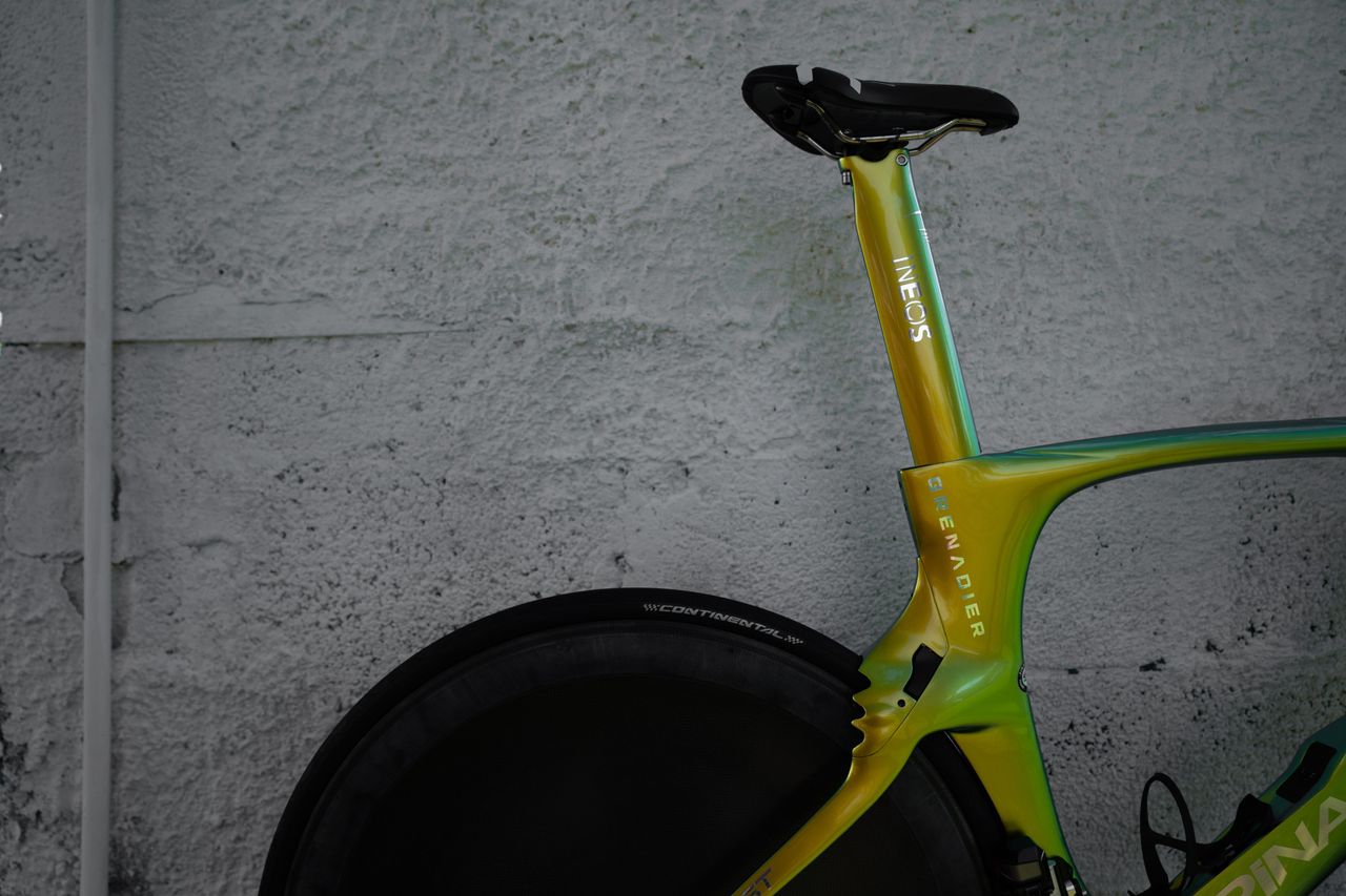 Gold seat post for a fitting throne, for the current TT world champ