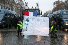 "Yellow vest" protesters in Paris