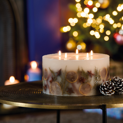 XXL Inclusion Club on side table with pine cone