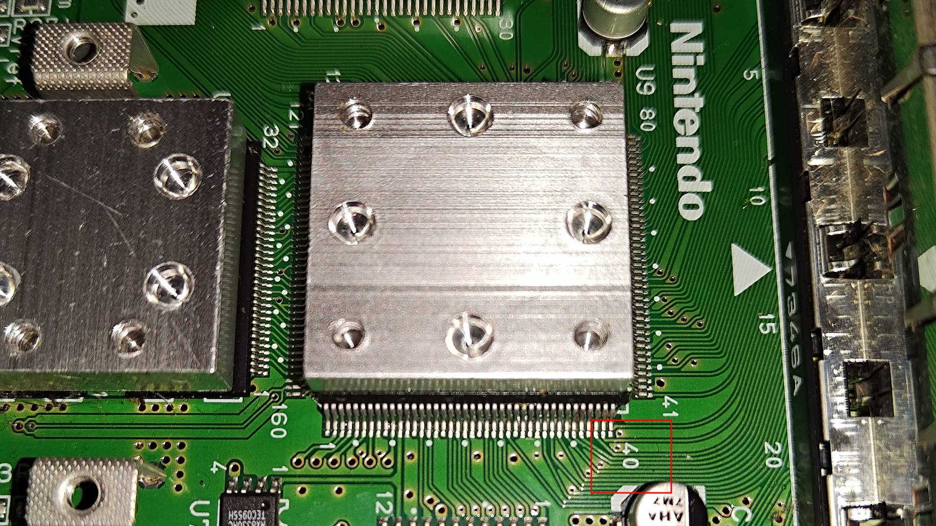 N64 PPU chip close up with red box around "40" label on main board at corner of the pins.