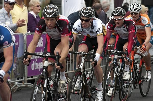 Eventual winner Aaron Kemps is surrounded by V Australia teammates Sean Sullivan and Bernard Sulzberger with a lap to go.