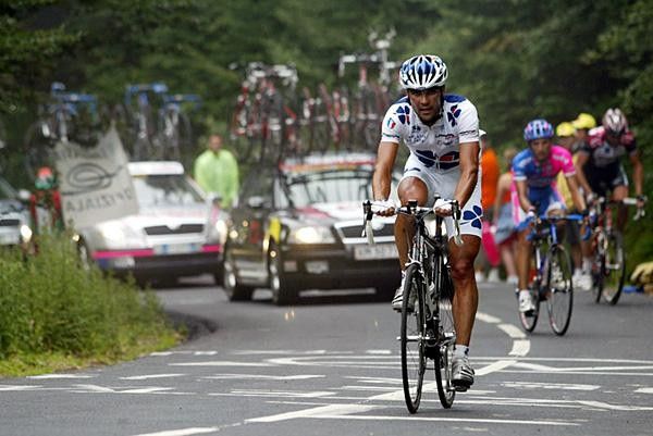 Carlos Da Cruz (Fran&ccedil;aise Des Jeux) comes through 5'15" behind the leaders.