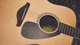 Close up of the body of a Yamaha FG800 acoustic guitar