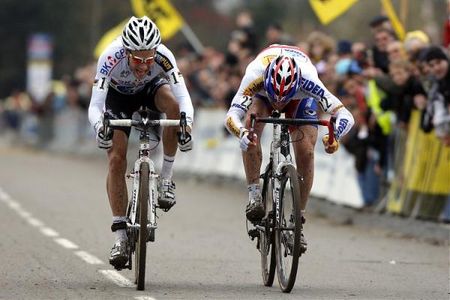Niels Albert (BKCP-Powerplus) wins ahead of Zdenek Stybar (Telenet Fidea) in a close sprint
