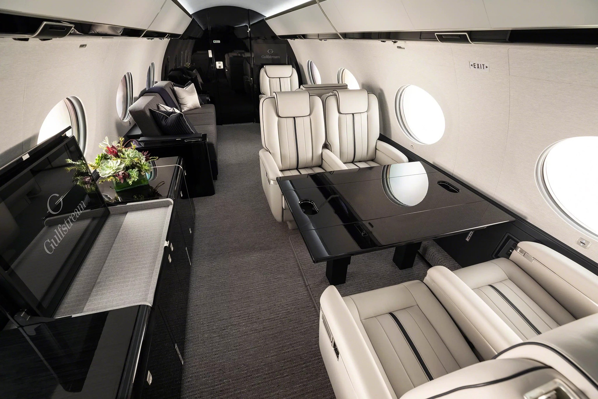Gulfstream G650ER Dining and Entertainment Suite